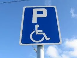 Znak miejsca parkingowego dla osoby z niepełnosprawnością.