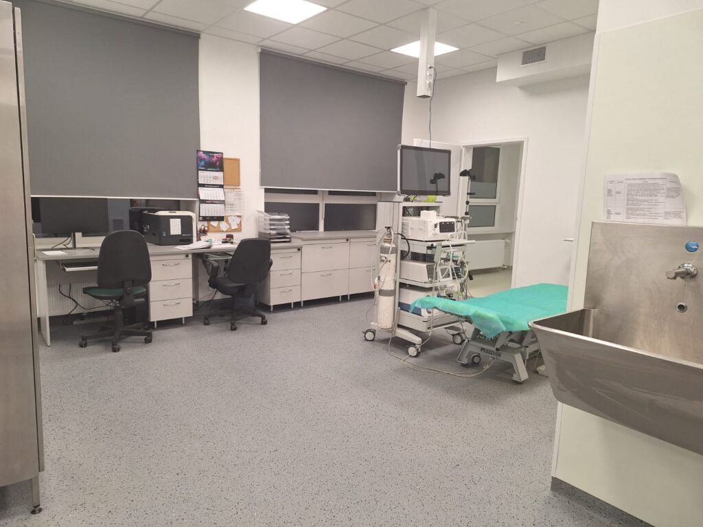 Sala zabiegowa Pracowni Endoskopowej z aparaturą i stołem do badań