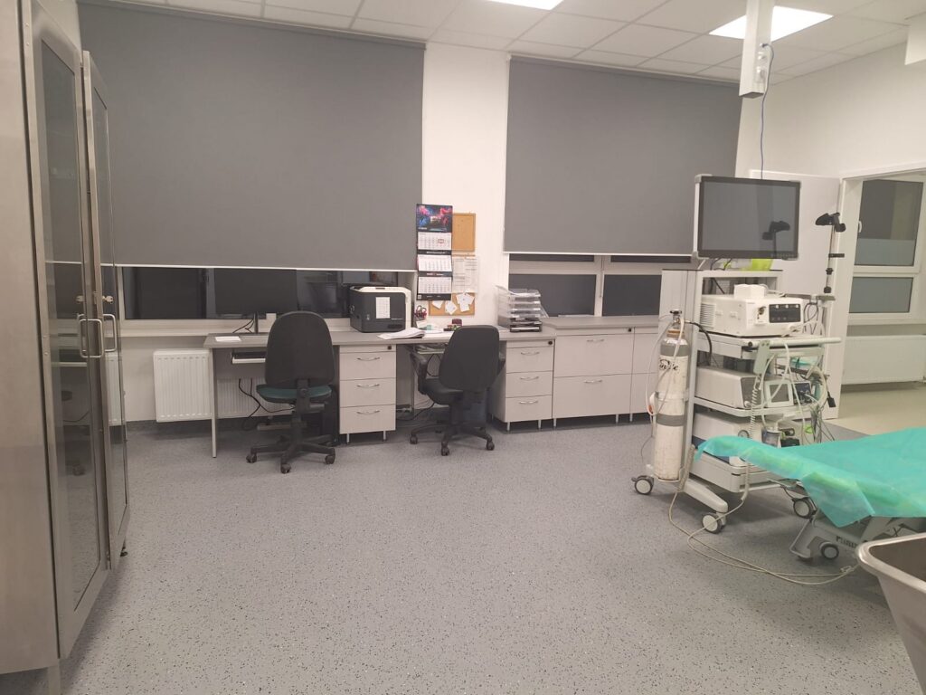 Sala zabiegowa Pracowni Endoskopowej – stanowiska komputerowe i aparatura medyczna