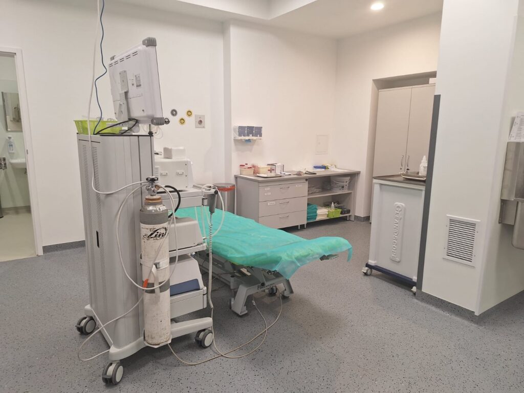 Sala zabiegowa Pracowni Endoskopowej z aparatem endoskopowym i stołem do badań